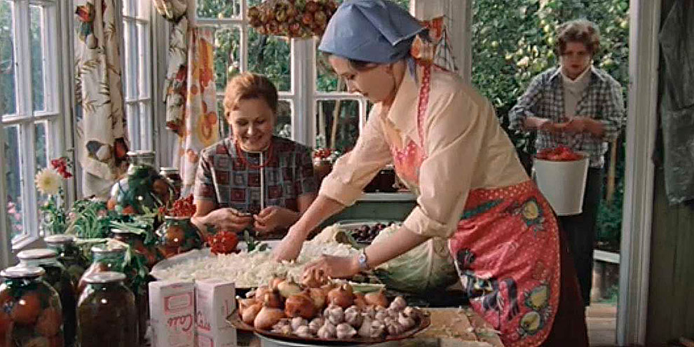 Домашние заготовки на даче. Кадр из фильма "Москва слезам не верит".