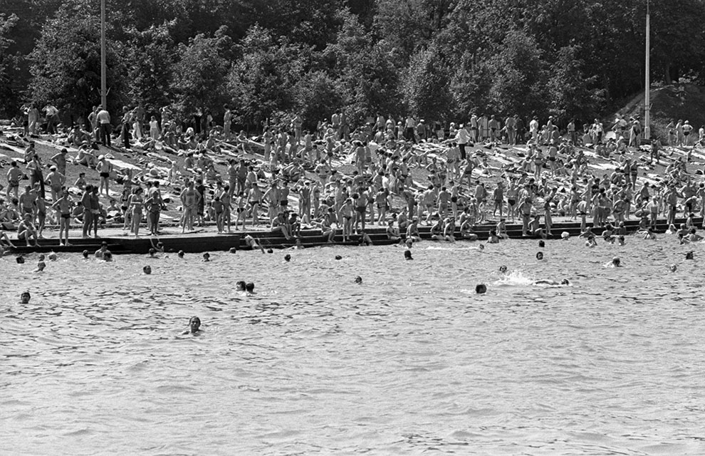 На пляже у Москвы-реки на Ленинских горах. Фото: Иванов Олег/Фотохроника ТАСС