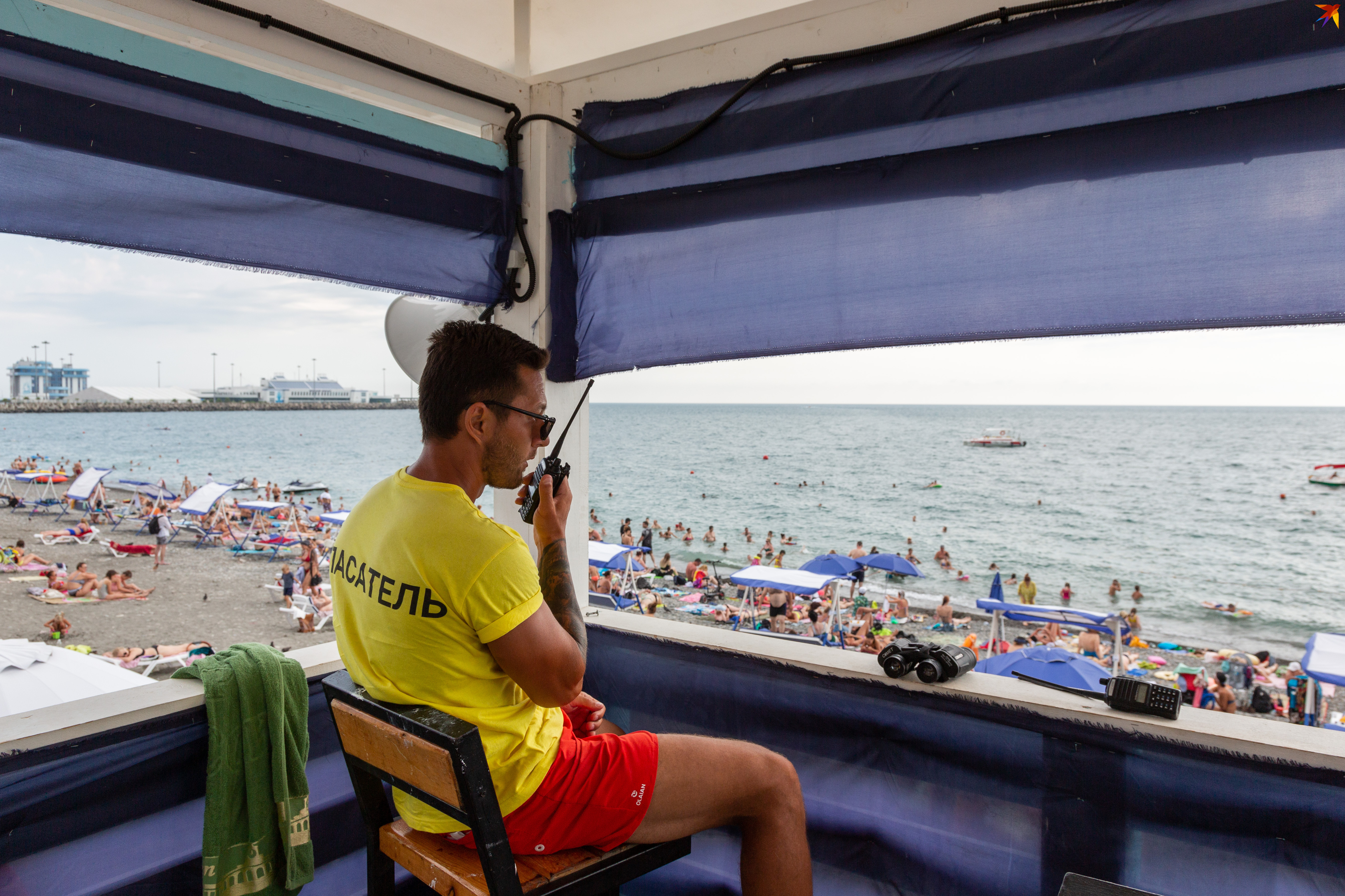 За отдыхающими в Сочи следят спасатели