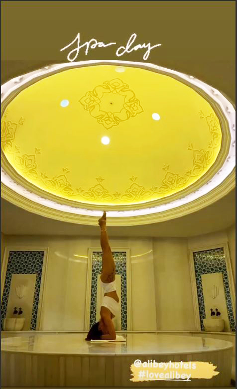 Актриса сделала стойку на голове. Фото: Инстаграм.