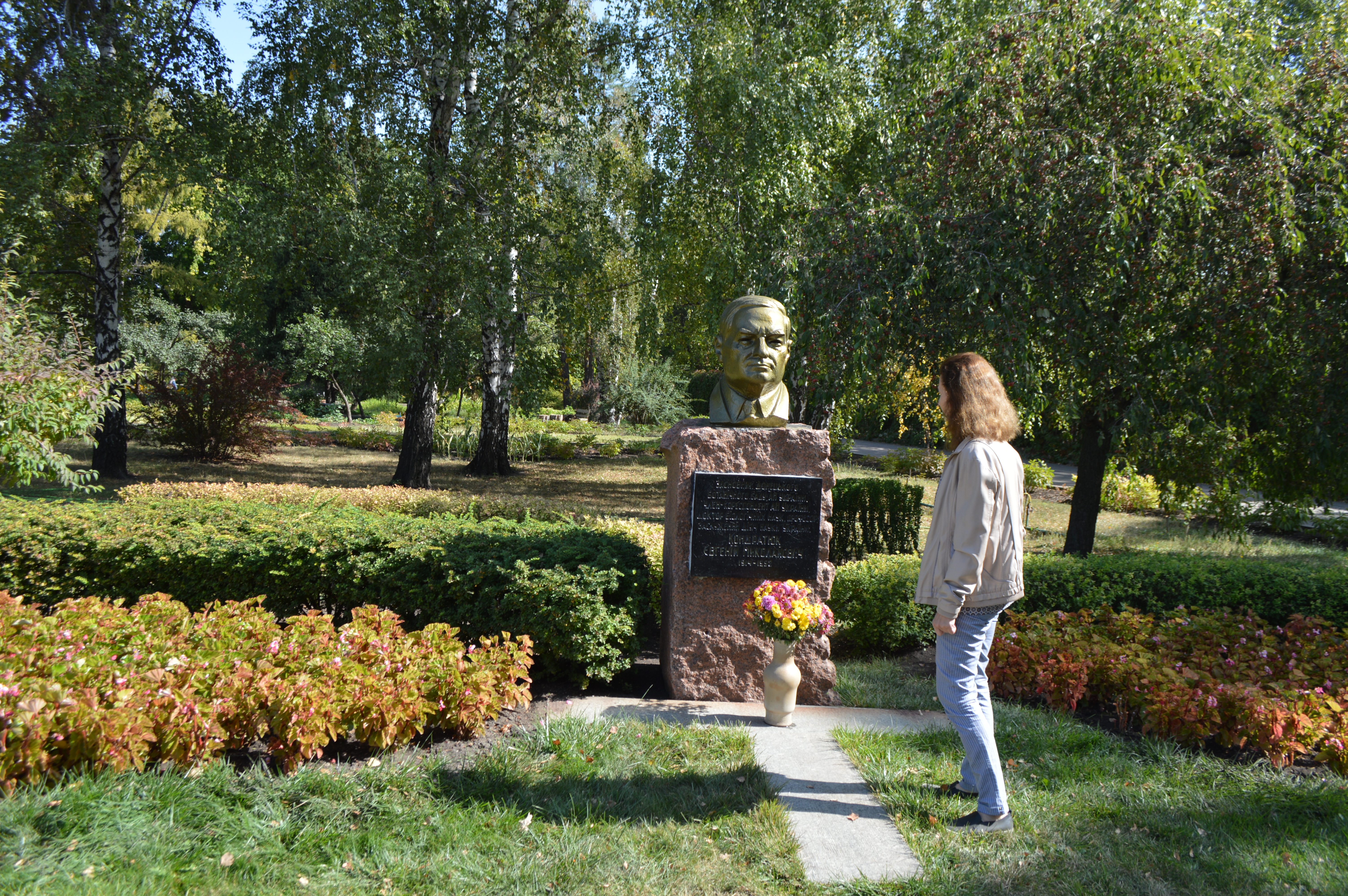 Памятный бюст Евгения Кондратюка