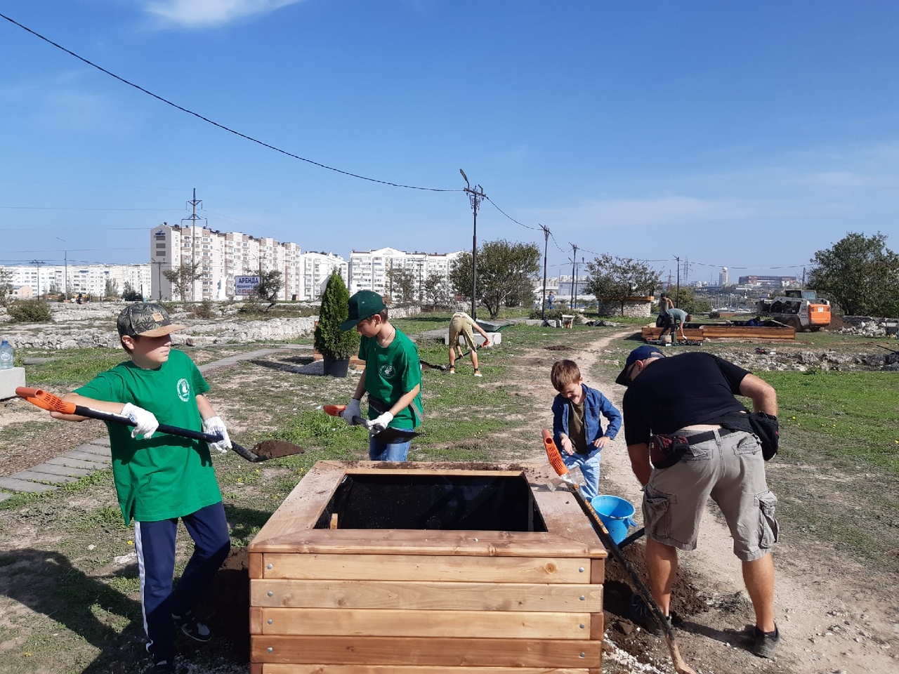 Ученики из школы №37 тоже пришли на субботник. Фото: группа «Севастопольский эко-отряд «О