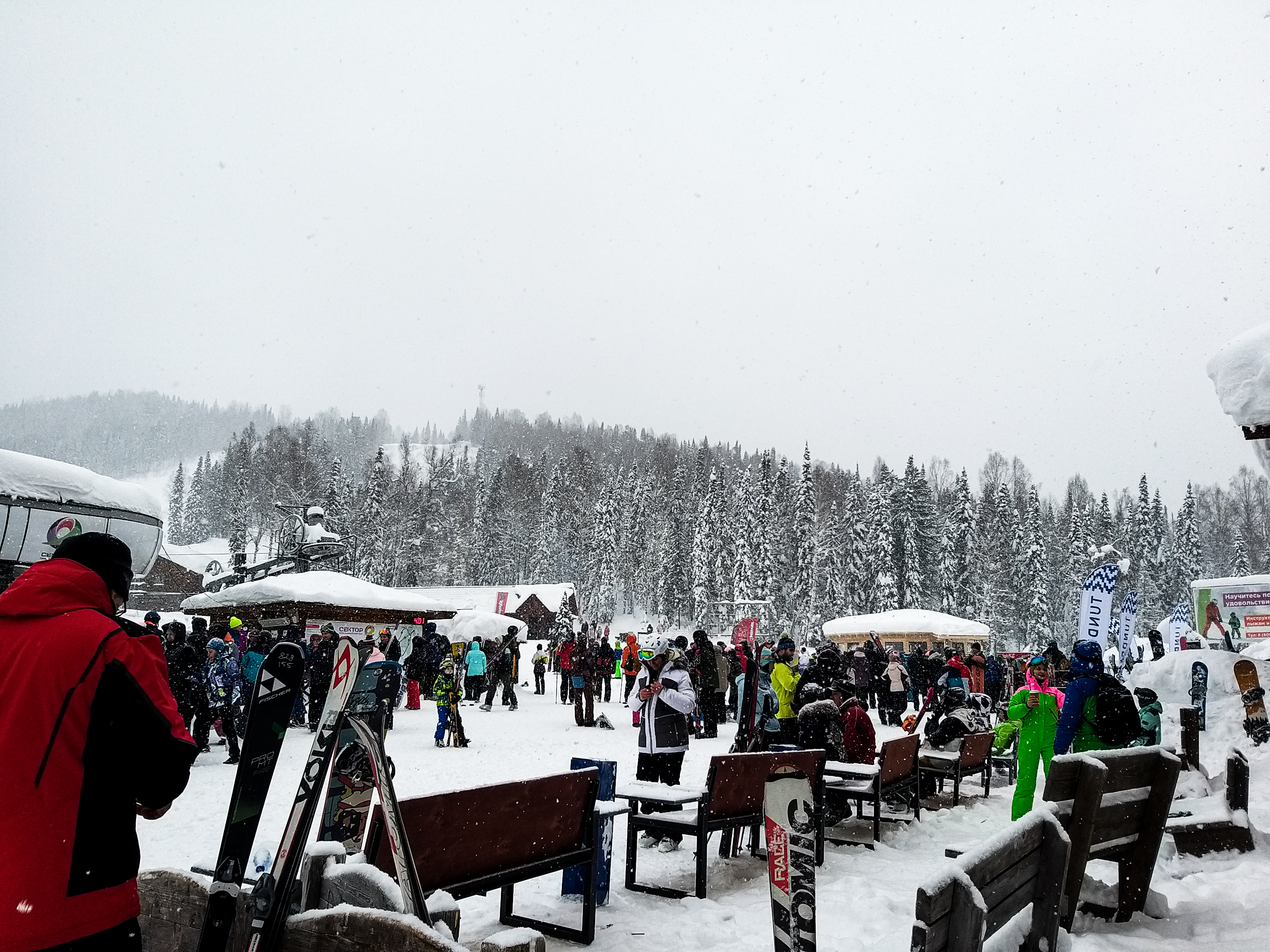 В новогодние каникулы Шерегеш становится местом притяжения лыжников и сноубордистов из разных регионов России.
