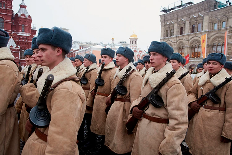 А под красным знаменем командир полка