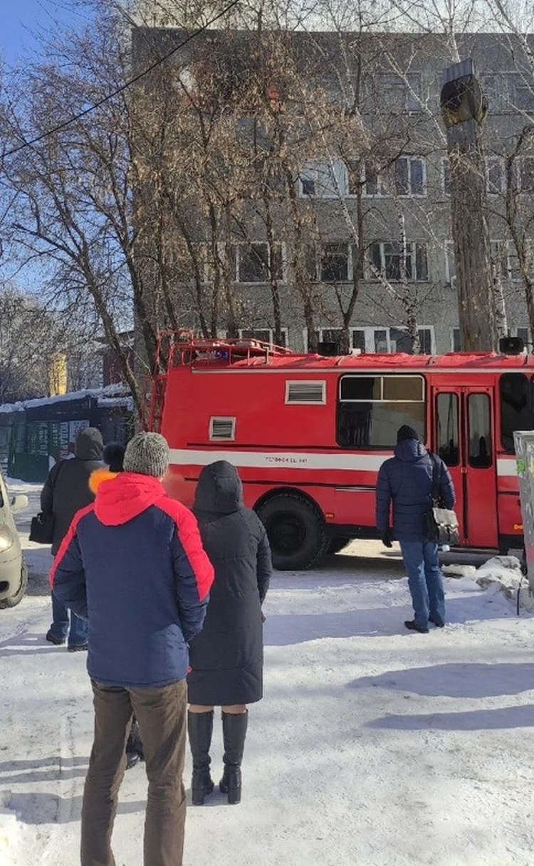 В Екатеринбурге горел НИИ металлургии и материалов: из окна выпрыгнул  человек - KP.RU