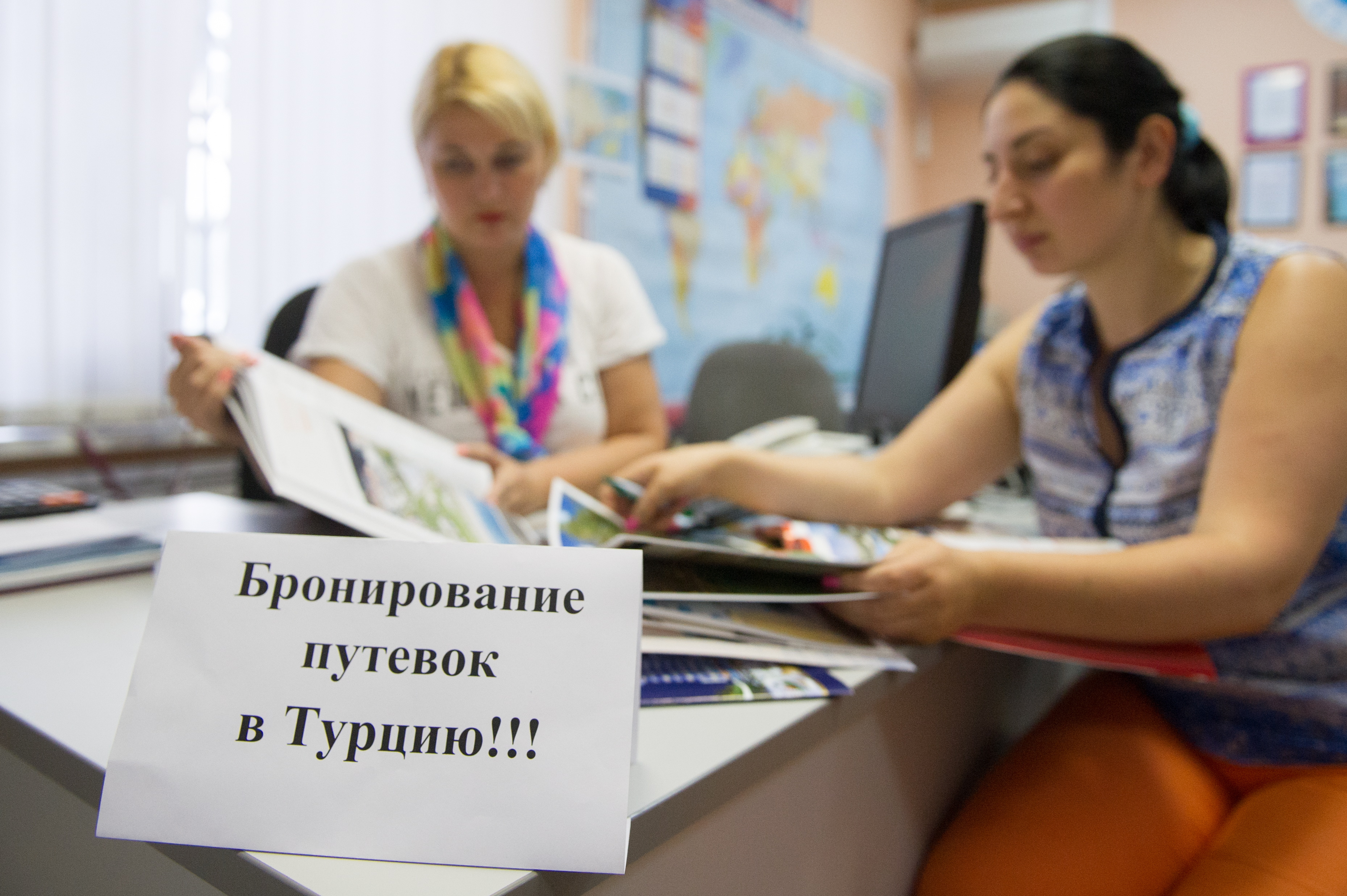 Туроператоры обычно говорят не о замене направления, а о перебронировании или “переносе денежных средств”. Фото: Кирилл Кухмарь/ТАСС