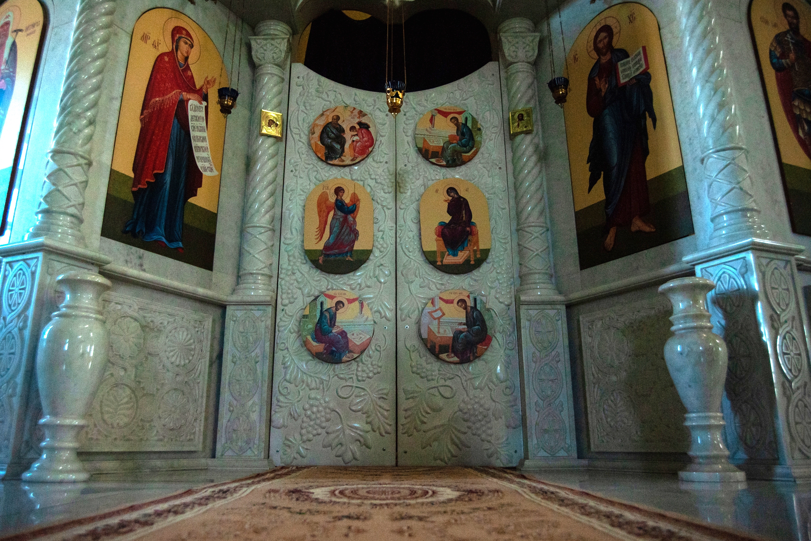 Внутри все украшено резным мрамором.