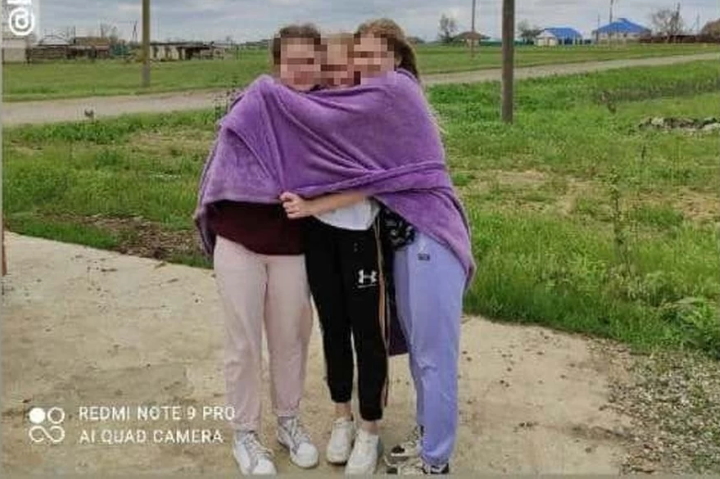 Девочки радостно фотографировались по дороге