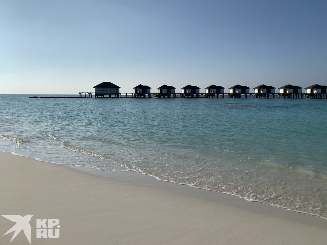 Домики, стоящие на сваях прямо в океане, - вот он, отдых на Мальдивах!