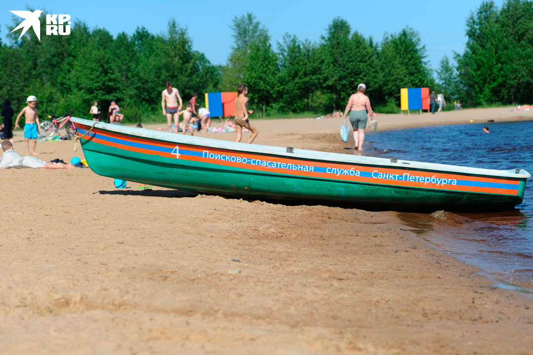 На Северном пляже работают спасатели.