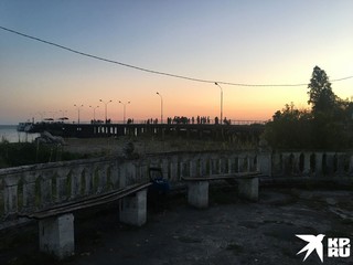 На пирсе царила разруха, стояли рыбаки с удочками и бродили лохматые собаки.