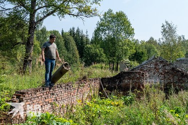 Корреспондент «КП» Павел Клоков на руинах Адуляра.