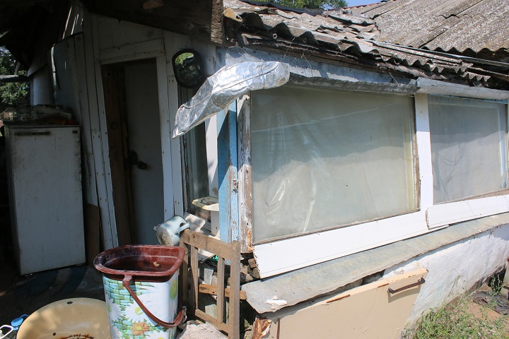 Отремонтировать дом 84-летний пенсионер попытался своими силами. Фото: Администрация Керчи/Вконтакте