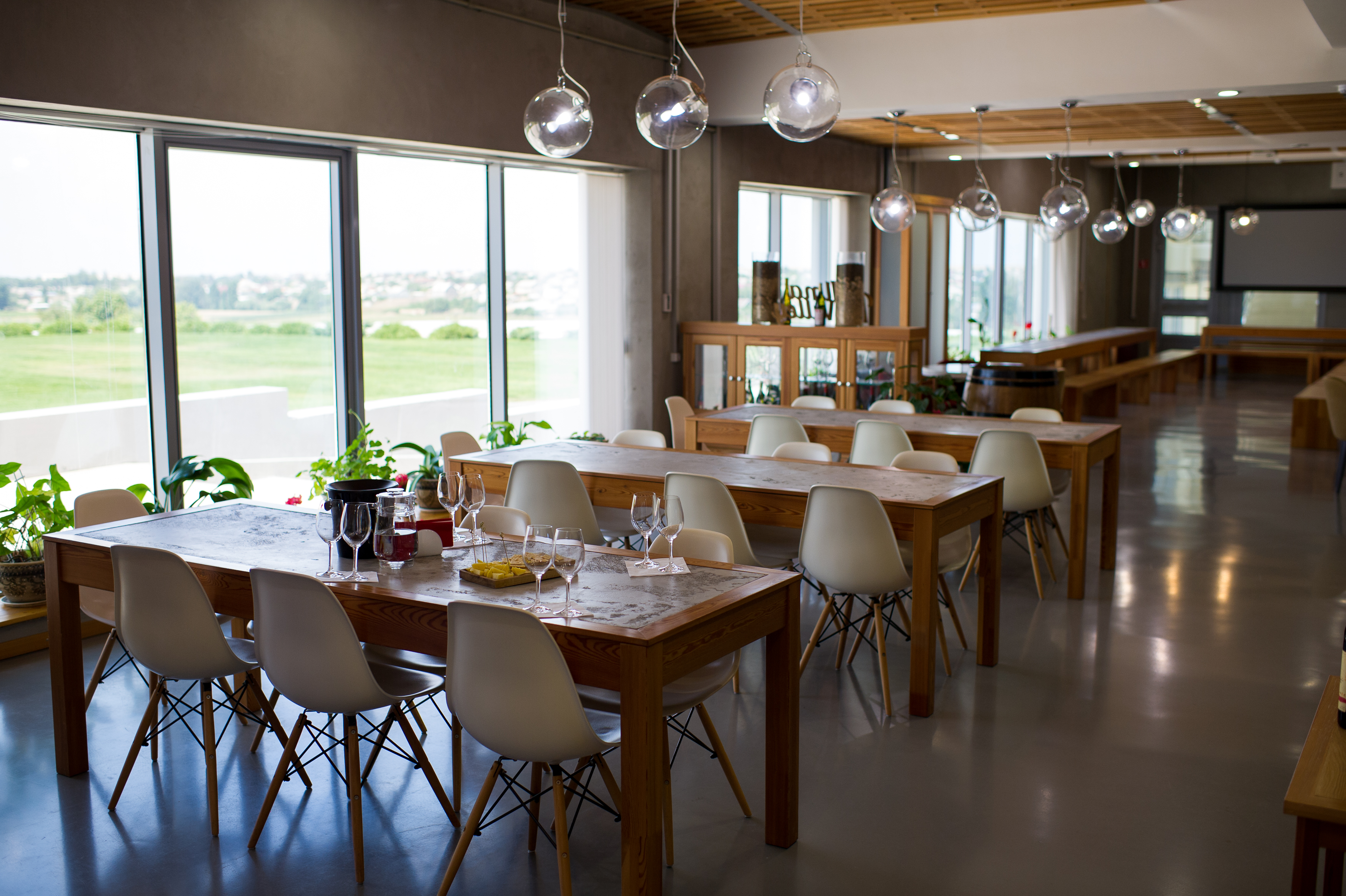 После экскурсии гости могут отдохнуть в уютном зале и продегустировать вино