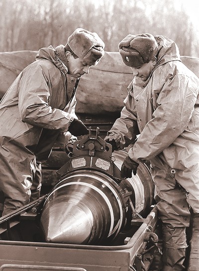 Погрузка ядерной боеголовки в спецконтейнер для транспортировки.