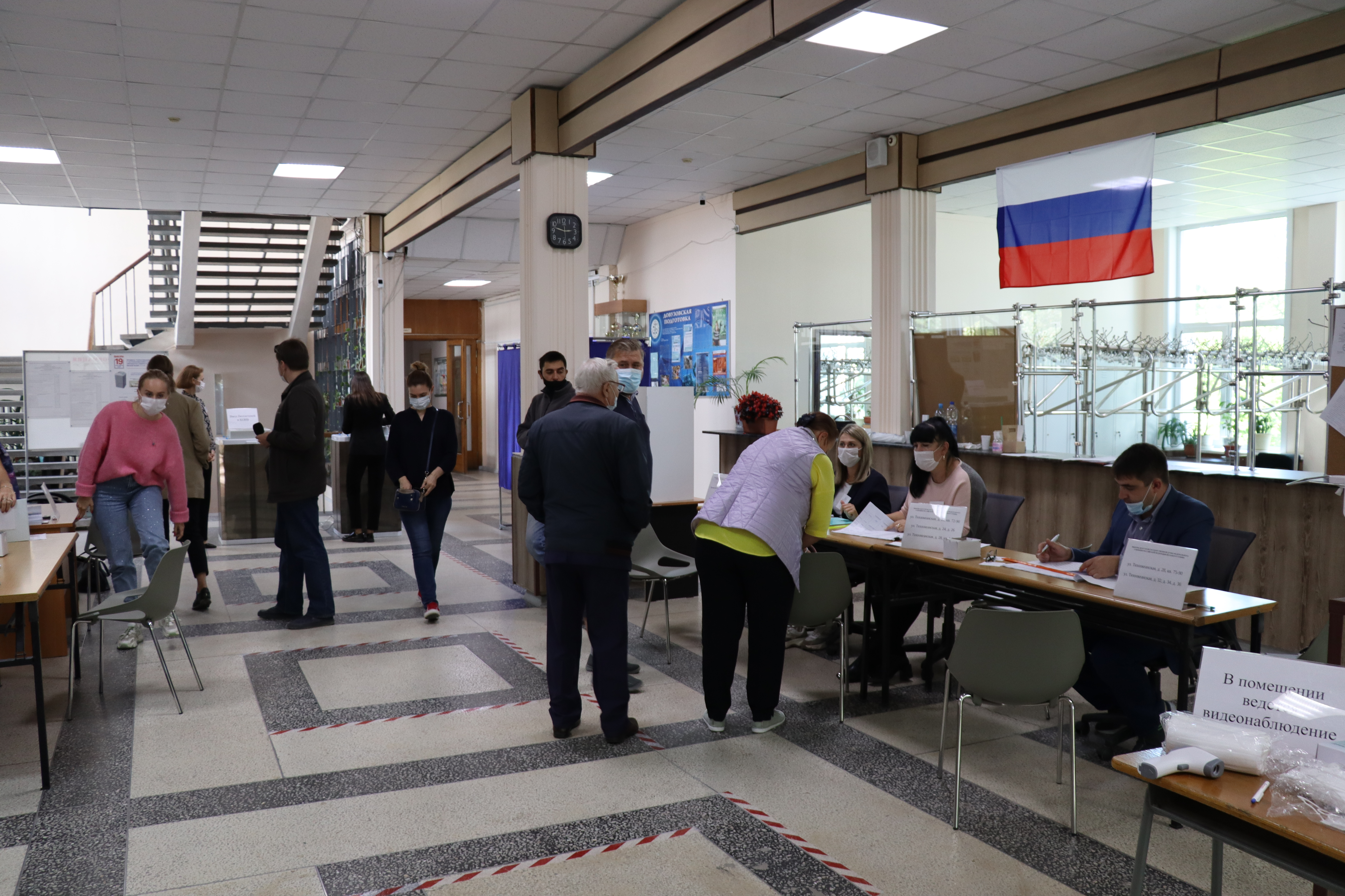 Процесс голосования на избирательном участке №312 в Южно-Сахалинске