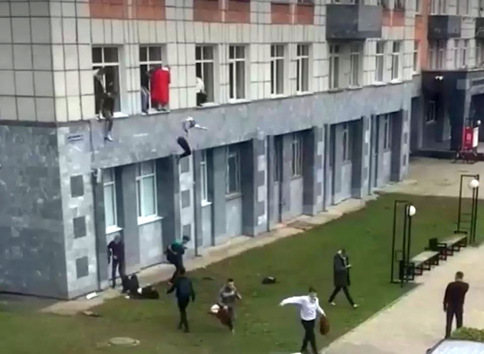 Спасаясь, многие студенты стали выпрыгивать из окон. Фото: соцсети