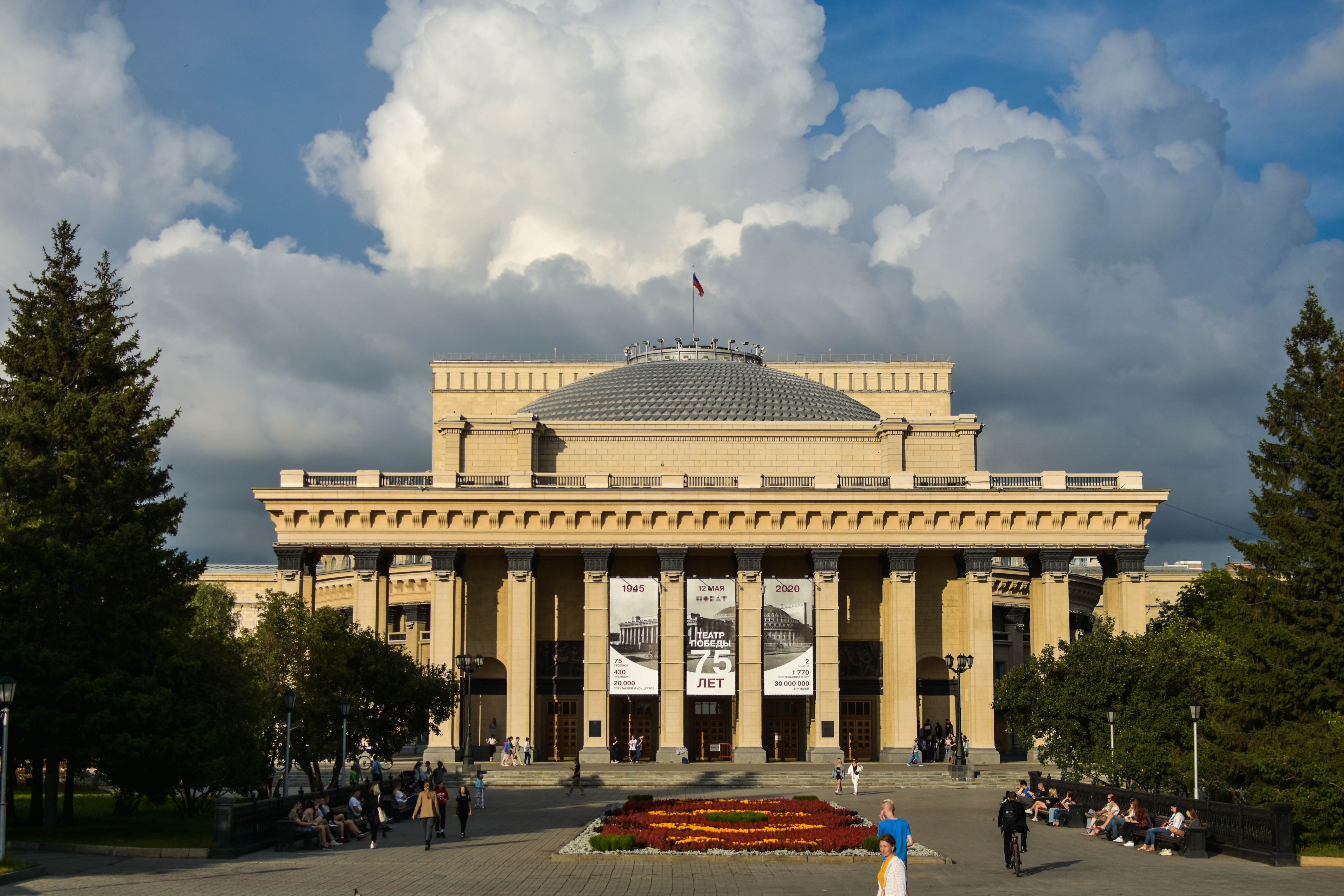 большой театр в новосибирске