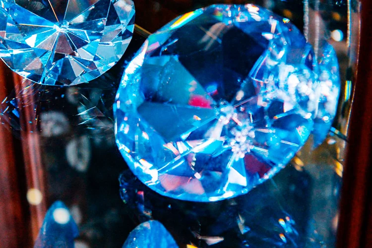 Человек во многом состоит из углерода. Это и позволяет делать драгоценные камни.