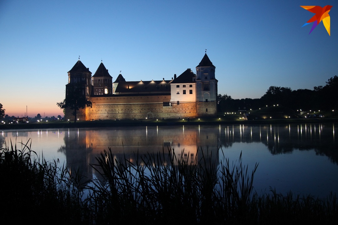 Мирский замок очень хорош ночью. Фото: Вадим БЕЛЯЕВ