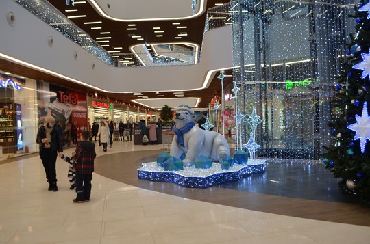 На входе посетителей встречает новогодняя елка и фигура белого медведя.