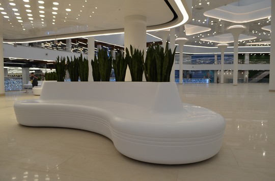 Интерьер выполнен в футуристичном дизайне.