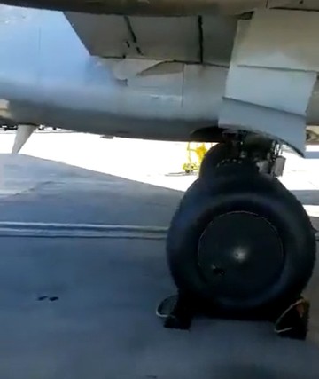 Авиационный эксперт рассказал, как люди выживают при полете на самолете в отсеке для шасси