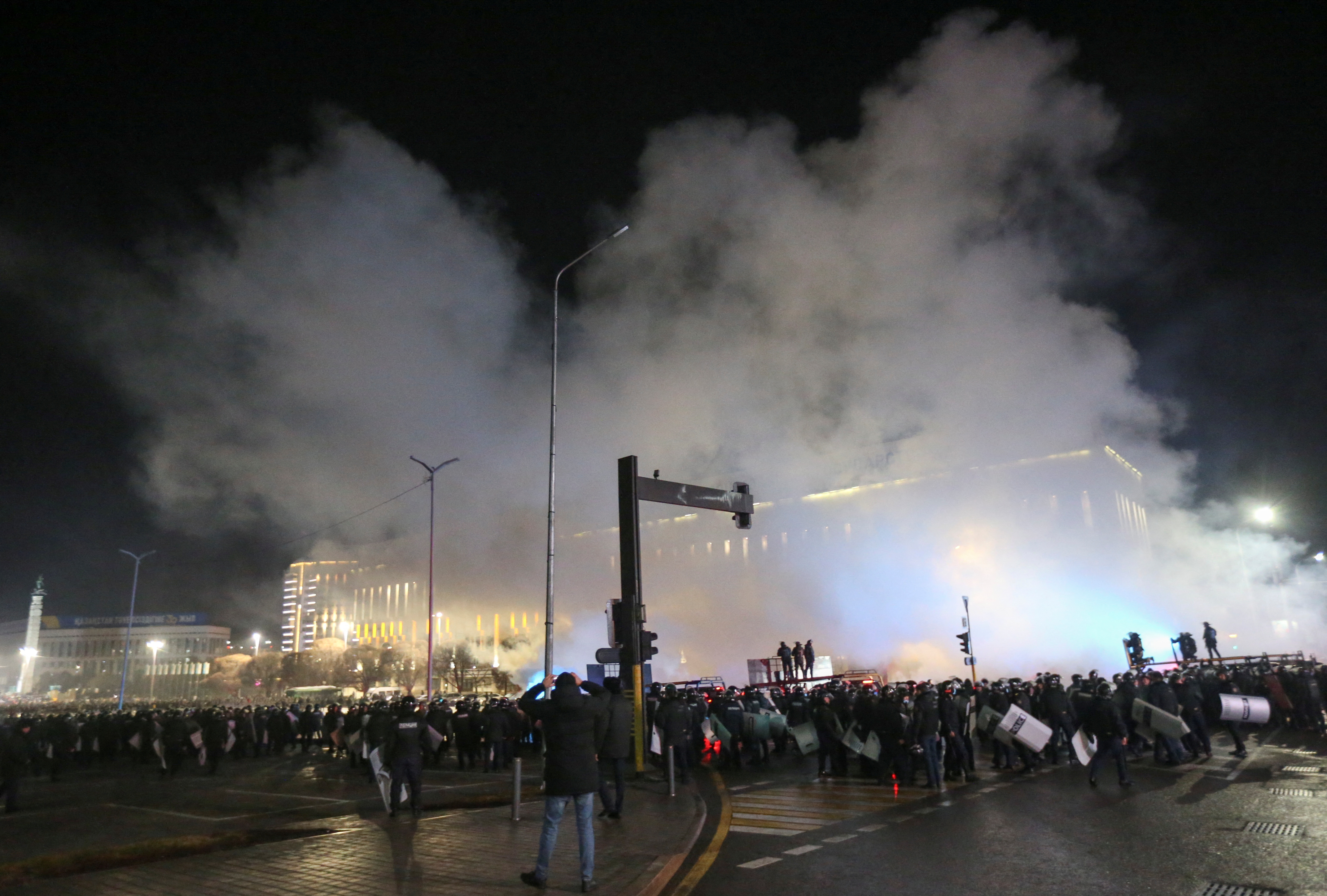 Протесты переросли в погромы и поджоги.