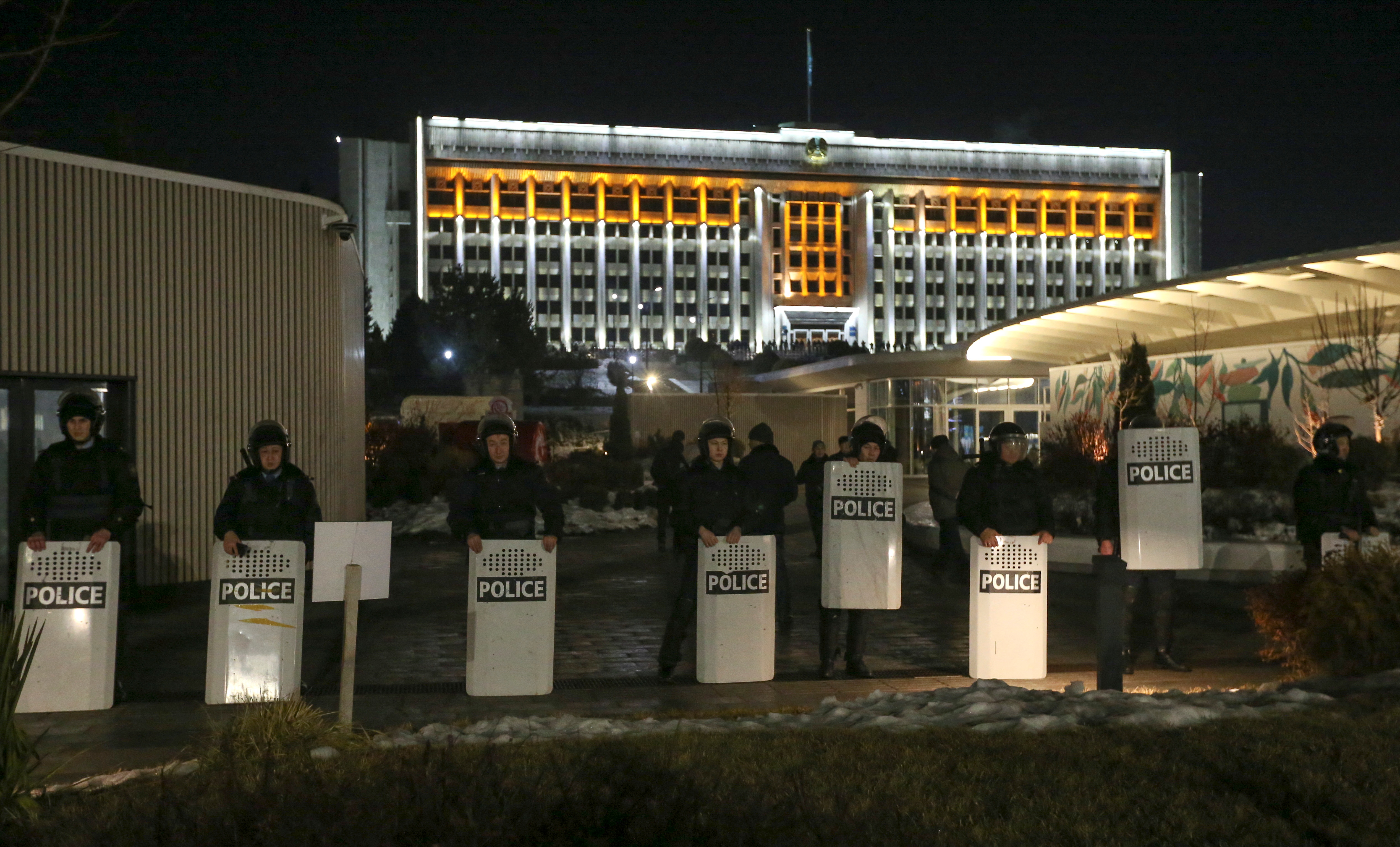 В Алма-Ате протестующие захватили мэрию, аэропорт и здание телевидения.