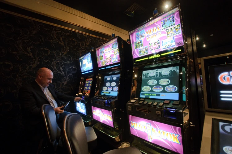 Как вылечить мужа от походов в игровые автоматы закрытие казино самара