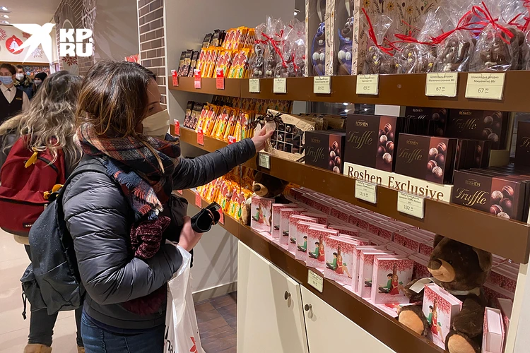В магазине «Рошен» народ скупает конфеты