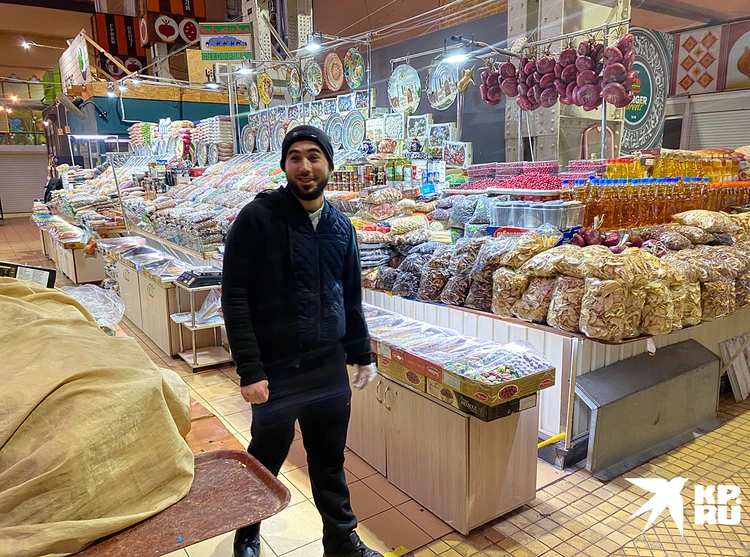 Узбек на Бессарабском рынке предлагает попробовать орехи