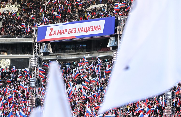 Δεκάδες χιλιάδες άνθρωποι προσήλθαν στην εκδήλωση με σύνθημα «Για έναν κόσμο χωρίς ναζισμό» στο Λουζνίκι.