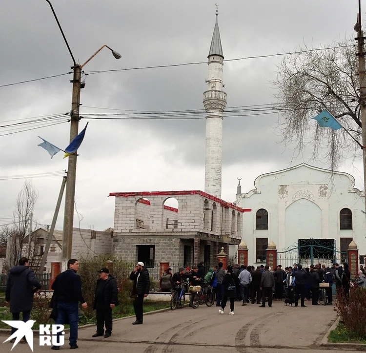 У мечети раздают гуманитарку.