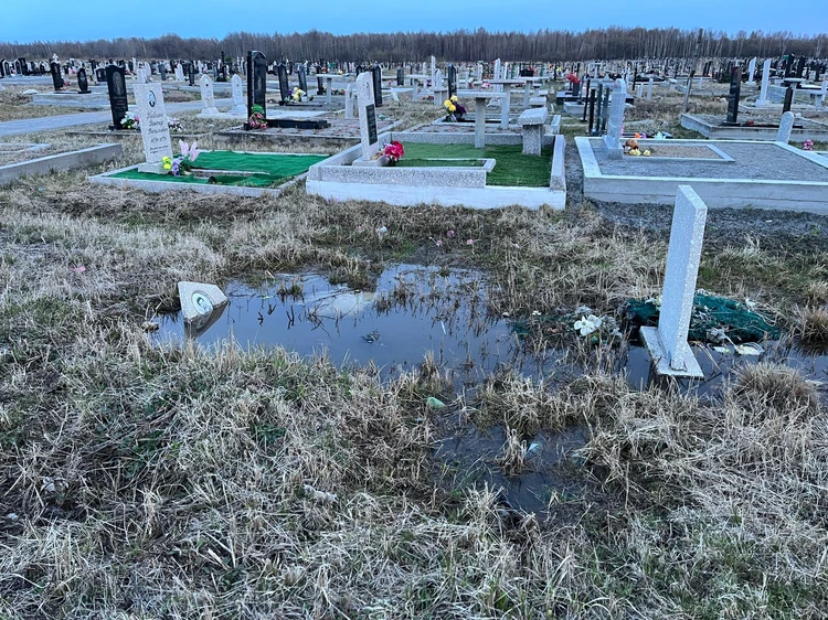 На Матвеевском кладбище в Хабаровске затопило могилы - KP.Ru