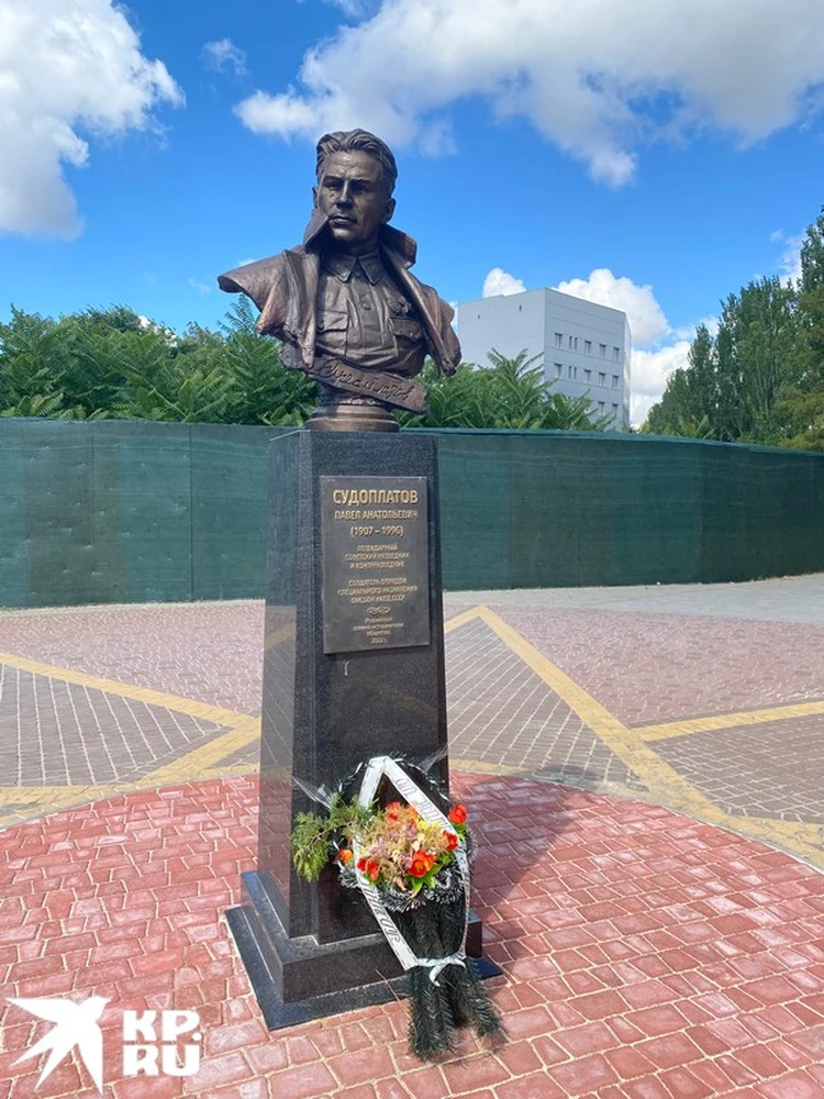 Две недели назад в Мелитополе поставили памятник легендарному земляку Павлу Судоплатову.