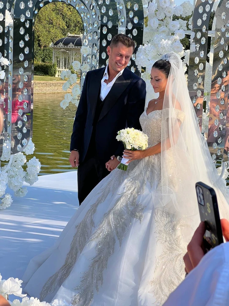 Невеста вышла к "алтарю" в платье за 1 млн рублей. Фото: соцсети @harleydavidson700