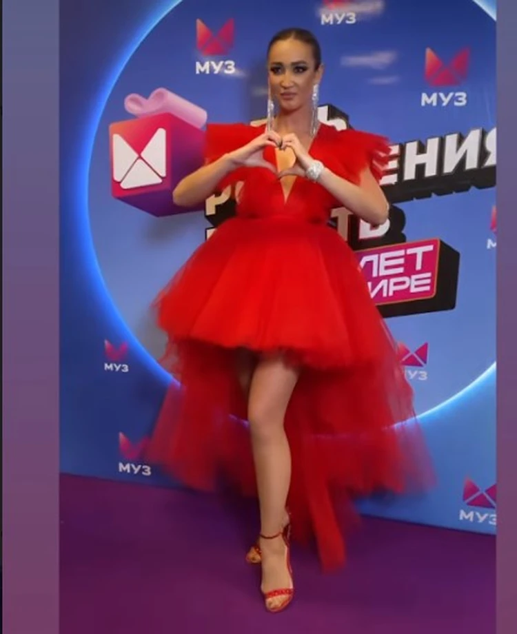Певица Ольга Бузова появилась на концерте в Кремле в старом платье Веры Брежневой