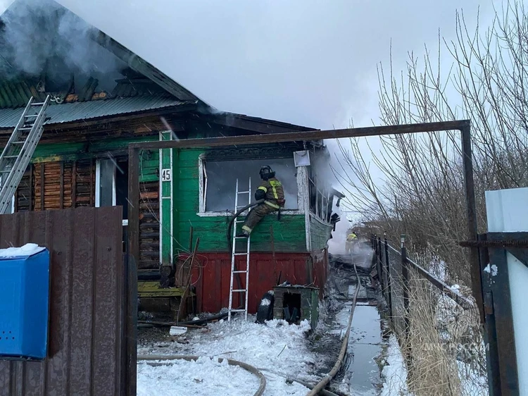 Маленькие девочки на крышах домов