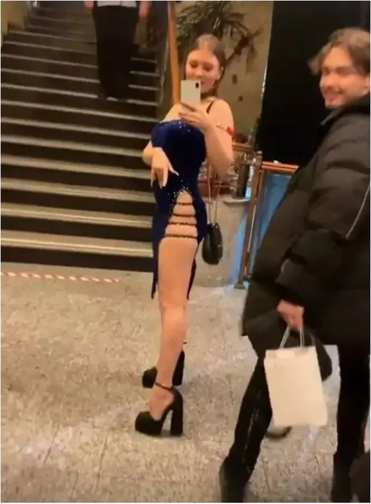 Мелисса продемонстрировала глубокий разрез на синем платье. Под эротичным нарядом у нее явно не было нижнего белья. Фото: кадр видео.