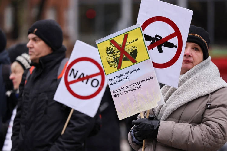Участники пикета против предоставления военной помощи Украине в Кёльне, Германия.