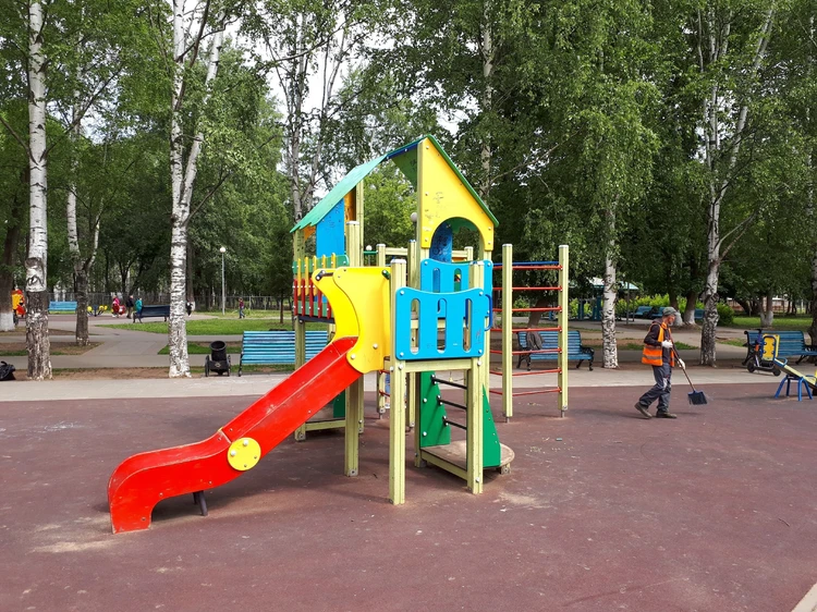 Детские площадки в Ижевске: чек-лист для взрослых, что делать, если  оборудование опасно - KP.RU