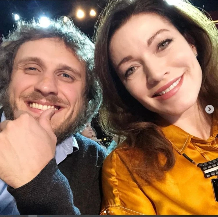 Ogizda ulkan dildo va boshqa teshiklar bilan ekstremal oyinlar.