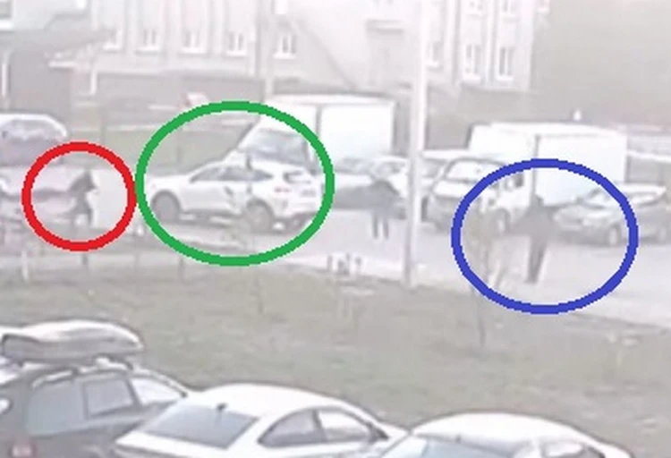 В красном круге - 19-летний Саша, в зеленом - подъехавшая к месту происшествия белая иномарка, в синем - Александр. Кадр с камеры видеонаблюдения