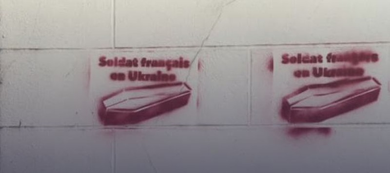 Граффити с гробами с надписью "французский солдат на Украине". Фото: соцсети