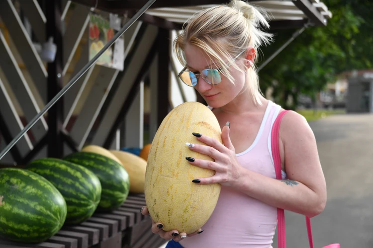 Выбирая дыню, понюхайте ее.