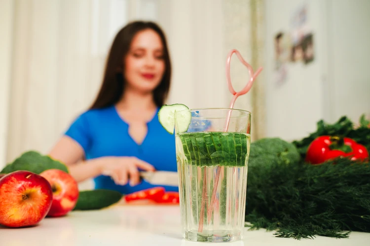 Обязательнос поставьте на стол воду