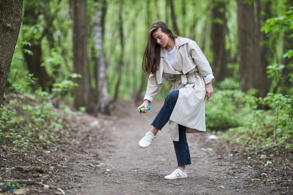 Отправляясь на природу, захватите репеллент.