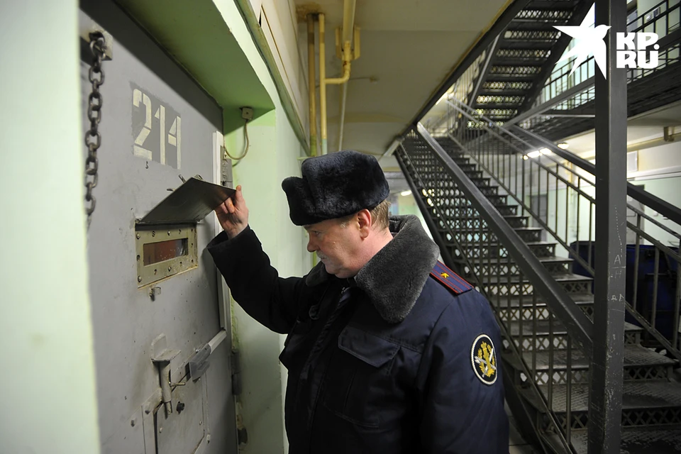 Люди выходят из колоний с пустым карманом, на работу после отсидки мало куда возьмут, нужно еще несколько месяцев поискать место