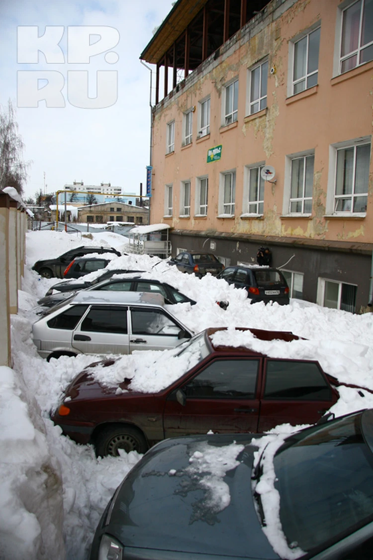 В центре Нижнего снежная лавина рухнула на припаркованные авто и задела  газовую трубу - KP.RU